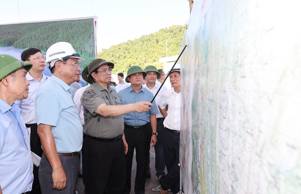 Thủ tướng Phạm Minh Chính và đoàn công tác khảo sát Dự án hồ thủy lợi Bản Mồng. (Ảnh: Dương Giang/TTXVN)