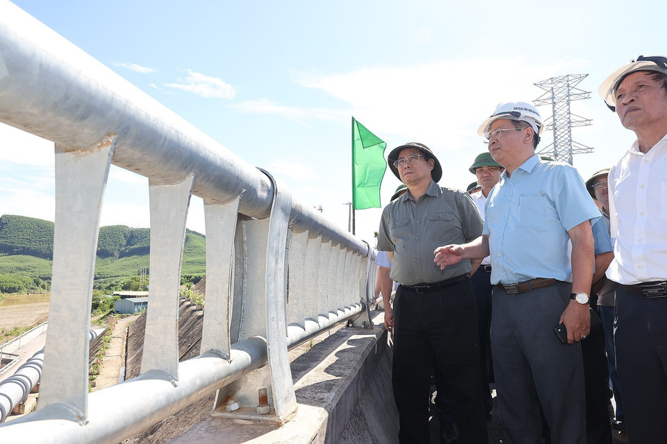 Thủ tướng Phạm Minh Chính khảo sát Dự án hồ thủy lợi Bản Mồng. (Ảnh: Dương Giang/TTXVN)