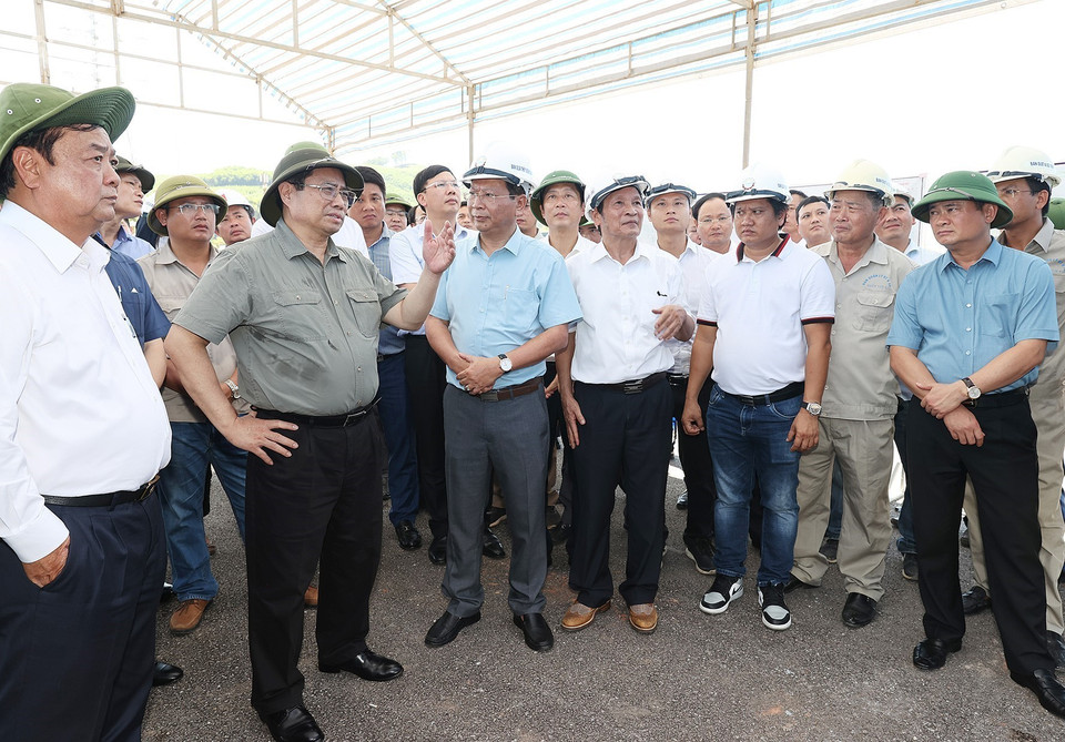 Thủ tướng Phạm Minh Chính khảo sát Dự án hồ thủy lợi Bản Mồng. (Ảnh: Dương Giang/TTXVN)