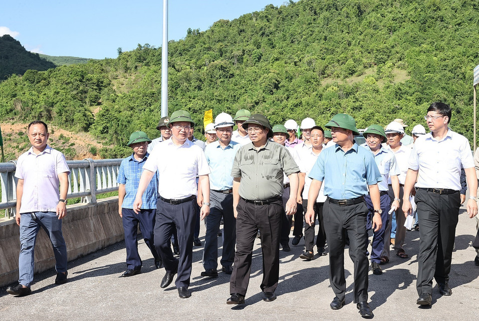 Thủ tướng Phạm Minh Chính khảo sát Dự án hồ thủy lợi Bản Mồng. (Ảnh: Dương Giang/TTXVN)