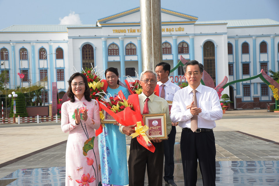 Cựu chiến binh-thương binh hạng 2/4 Trần Văn Tèo, ngụ tại ấp Mỹ Tường I, xã Hưng Phú (huyện Phước Long, tỉnh Bạc Liêu) được Ban chấp hành Đảng bộ tỉnh Bạc Liêu tuyên dương cá nhân có thành tích xuất sắc trong 'Học tập và làm theo tư tưởng, đạo đức, phong cách Hồ Chí Minh.' (Ảnh: Nhật Bình/TTXVN)