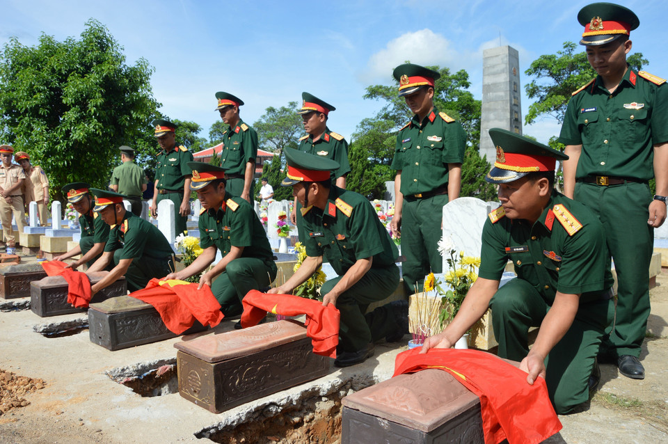 Lễ truy điệu và an táng 5 bộ hài cốt liệt sỹ, được cất bốc ở thôn Xi Núc, xã Tân Long, huyện Hướng Hóa (Quảng Trị), nằm trong cứ điểm Làng Vây trong chiến tranh chống Mỹ. (Ảnh: Hồ Cầu/TTXVN)
