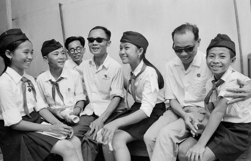 Các đại biểu thiếu nhi về dự Đại hội thiếu niên toàn quốc làm tốt công tác Trần Quốc Toản đến thăm các thương binh hỏng mắt tại Hà Nội (1978). (Ảnh: Thu Hoài/TTXVN)