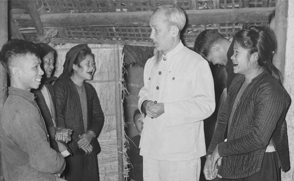 Chủ tịch Hồ Chí Minh đến thăm gia đình có công với cách mạng ở thôn Phú Gia, xã Phú Thượng, Hà Nội (1955). (Ảnh: TTXVN)