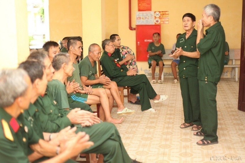 Các thương binh nặng đang điều dưỡng tại Trung tâm Điều dưỡng thương binh Nho Quan (Ninh Bình) sinh hoạt tập thể (2015). (Ảnh: Anh Tuấn/TTXVN)