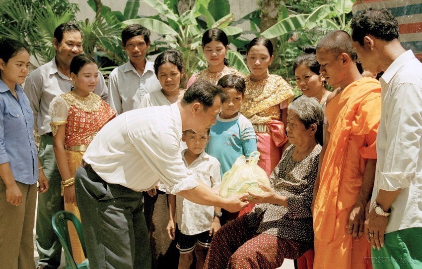 Lãnh đạo và các tổ chức đoàn thể xã Ô Lâm, huyện Tri Tôn, tỉnh An Giang đến thăm, tặng quà bà Neáng Thị Lơ (người dân tộc Khmer), mẹ liệt sỹ Chau Sray (2003). (Ảnh: Ngô Mỹ/TTXVN)