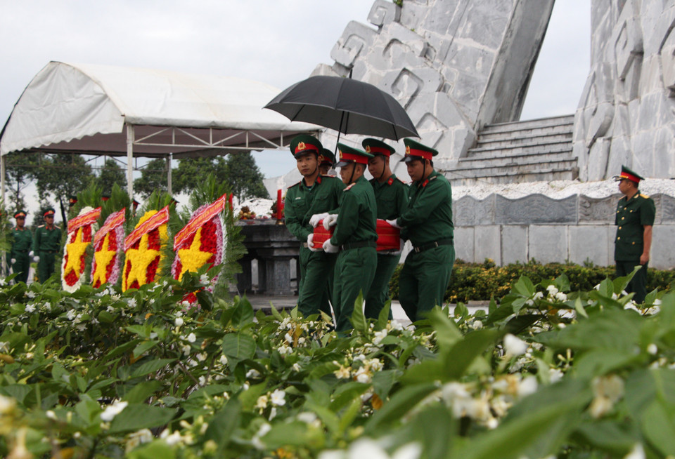 Lãnh đạo tỉnh Hậu Giang tổ chức Lễ truy điệu, cải táng hài cốt 7 liệt sỹ hy sinh trong kháng chiến chống Pháp và Mỹ. (Ảnh: Hồng Thái/TTXVN)