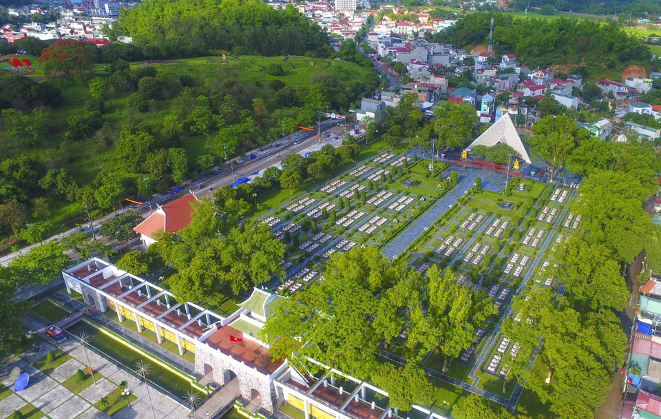 Nghĩa trang liệt sĩ A1 có diện tích rộng 3,2ha, được đầu tư nâng cấp vào năm 1993, là nghĩa trang liệt sỹ cấp quốc gia, nơi an nghỉ của các anh hùng, liệt sỹ đã hy sinh trong Chiến dịch Điện Biên Phủ 1954. (Ảnh: Xuân Tư/TTXVN)