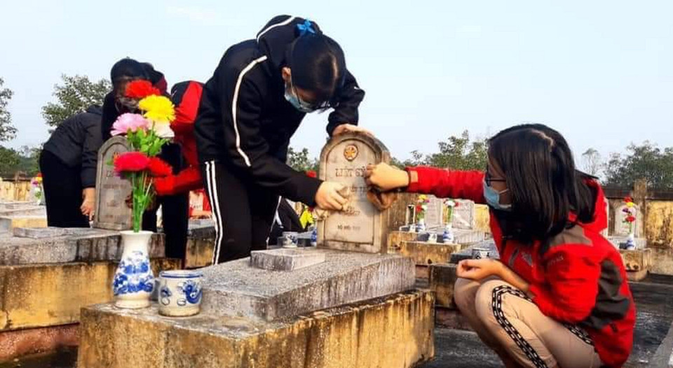Đoàn viên, thanh niên tỉnh Quảng Trị ra quân tổng vệ sinh, chăm sóc phần mộ các anh hùng, liệt sỹ tại các nghĩa trang trong tỉnh. (Ảnh: Hồ Cầu/TTXVN)