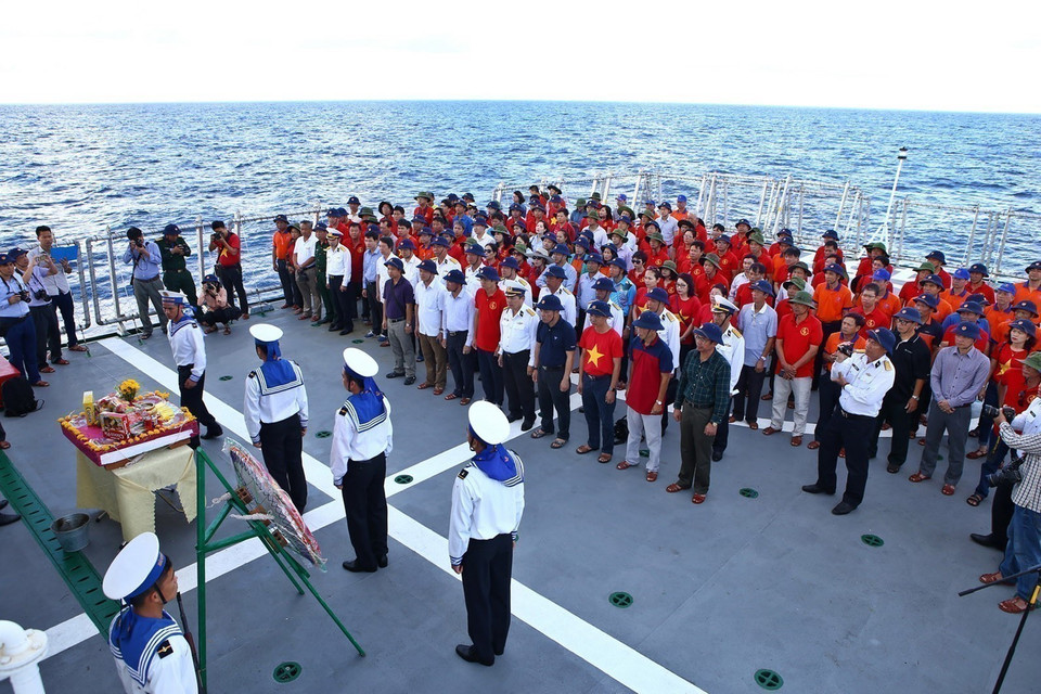 Đoàn công tác số 5 trên hành trình ra thăm huyện đảo Trường Sa (Khánh Hòa) tổ chức Lễ dâng hương, dâng hoa tưởng niệm các anh hùng, liệt sĩ hy sinh tại đảo Gạc Ma trên quần đảo Trường Sa (14/3/1988) để bảo vệ chủ quyền biển, đảo của Tổ quốc. (Ảnh: Minh Quyết/TTXVN)