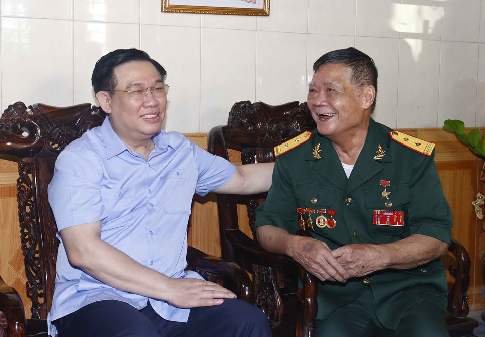 Chủ tịch Quốc hội Vương Đình Huệ thăm gia đình Anh hùng lực lượng vũ trang, thương binh 3/4 Đoàn Minh Nguyệt (sinh năm 1932, tại xóm 9, xã Nghi Phong, huyện Nghi Lộc, Nghệ An). (Ảnh: Doãn Tấn/TTXVN)