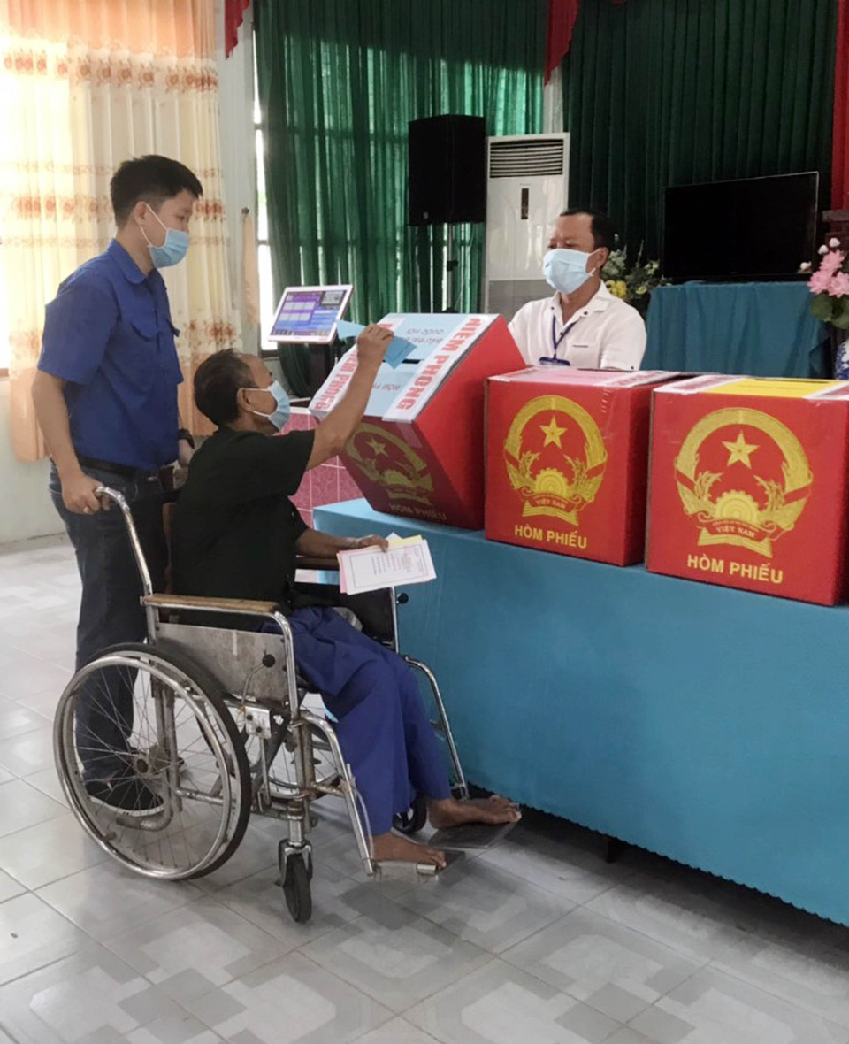 Các thương binh đang điều dưỡng tại Trung tâm Điều dưỡng thương binh và người có công Long Đất bầu cử tại Trung tâm - Tổ bầu cử số 19, khu phố Hải Sơn, thị trấn Long Hải, huyện Long Điền, tỉnh Bà Rịa-Vũng Tàu (23/5/2021). (Ảnh: TTXVN phát)