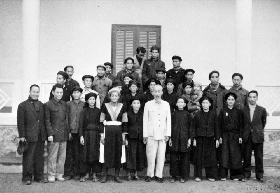 Chủ tịch Hồ Chí Minh với các đại biểu gia đình có công với cách mạng của tỉnh Cao Bằng trong dịp Người lên thăm tỉnh (20/2/1961). (Ảnh: TTXVN)