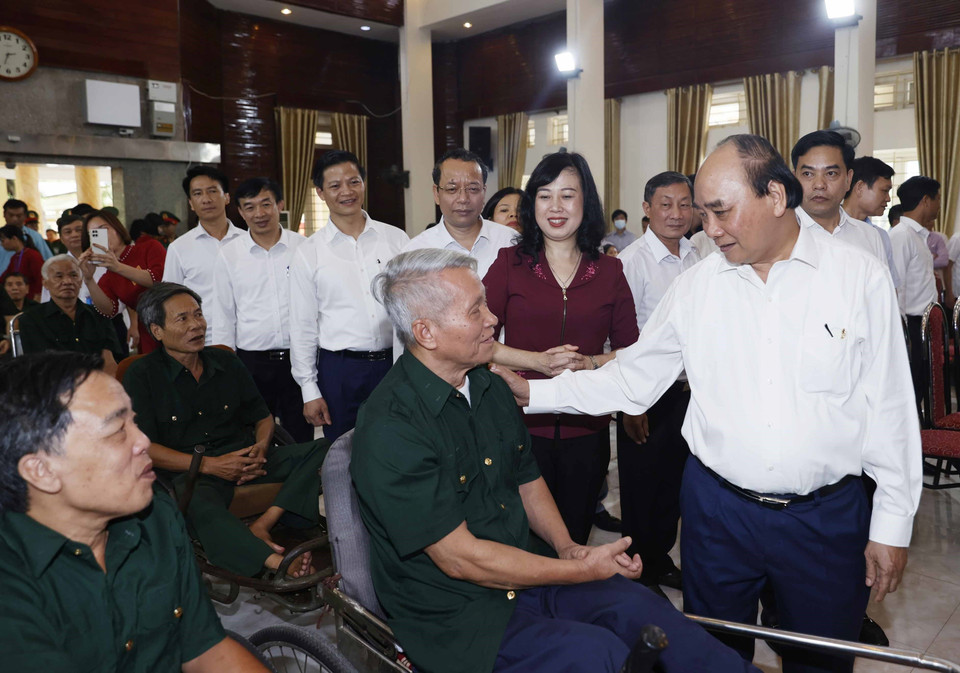 Chủ tịch nước Nguyễn Xuân Phúc thăm hỏi thương, bệnh binh tại Trung tâm Điều dưỡng Thương binh Thuận Thành, Bắc Ninh (2022). (Ảnh: Thống Nhất/TTXVN)