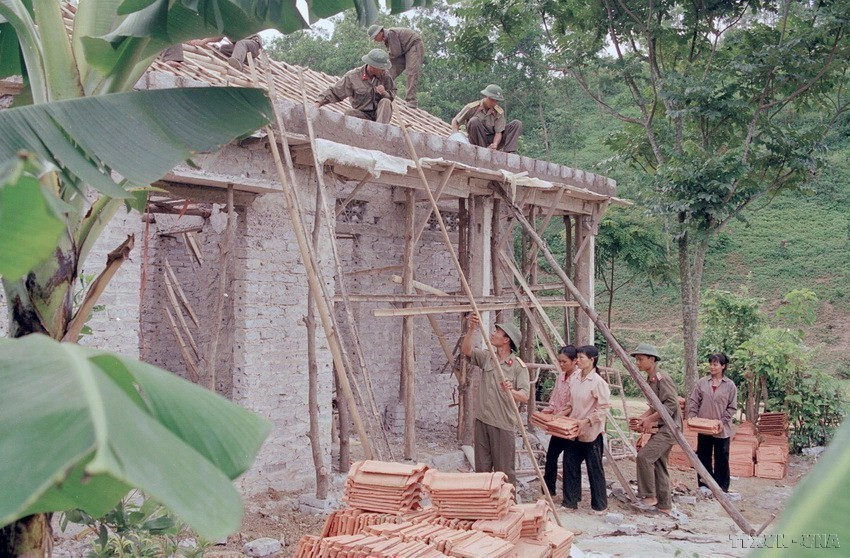 Cán bộ, chiến sỹ Trung đoàn xe tăng 02 xây dựng nhà tình nghĩa để tặng thương binh nặng Bùi Văn Thiện ở xã Phú Long, huyện Nho Quan, Ninh Bình (2004). (Ảnh: Tiến Ất/TTXVN)