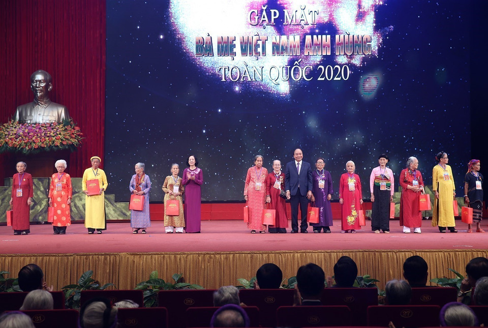 Thủ tướng Nguyễn Xuân Phúc tặng quà các Mẹ Việt Nam Anh hùng tại chương trình Gặp mặt Mẹ Việt Nam Anh hùng toàn quốc năm 2020 với sự góp mặt của 300 Mẹ Việt Nam Anh hùng trên toàn quốc. (Ảnh: Dương Giang/TTXVN)