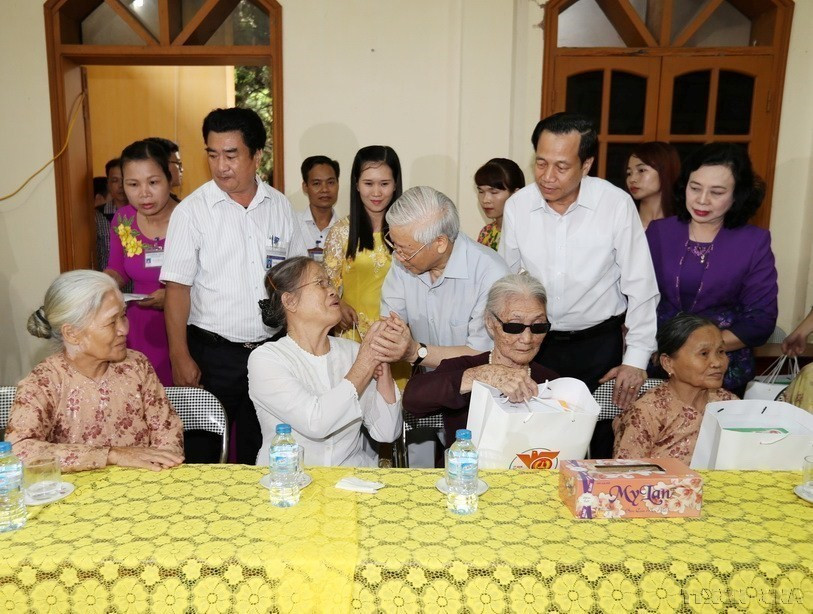 Tổng Bí thư Nguyễn Phú Trọng thăm hỏi, tặng quà cho người có công tại Trung tâm Nuôi dưỡng và Điều dưỡng Người có công số 2 Hà Nội (2017). (Ảnh: Trí Dũng/TTXVN)