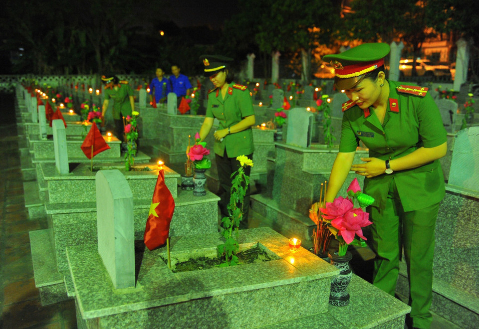 Đoàn viên, thanh niên Công an tỉnh Ninh Bình thắp nến tri ân các anh hùng liệt sỹ. (Ảnh: Minh Đức/TTXVN)
