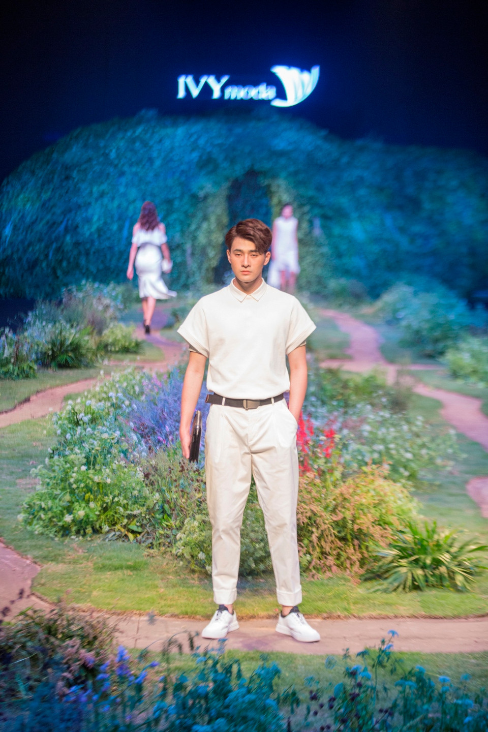 Những thiết kế dành cho nam vẫn được IVY moda chú trọng theo phong cách 'smart casual': đơn giản nhưng đầy nam tính, chỉn chu và khá mới lạ khi pha lẫn chút hơi hướng của những năm 80. (Ảnh: BTC)