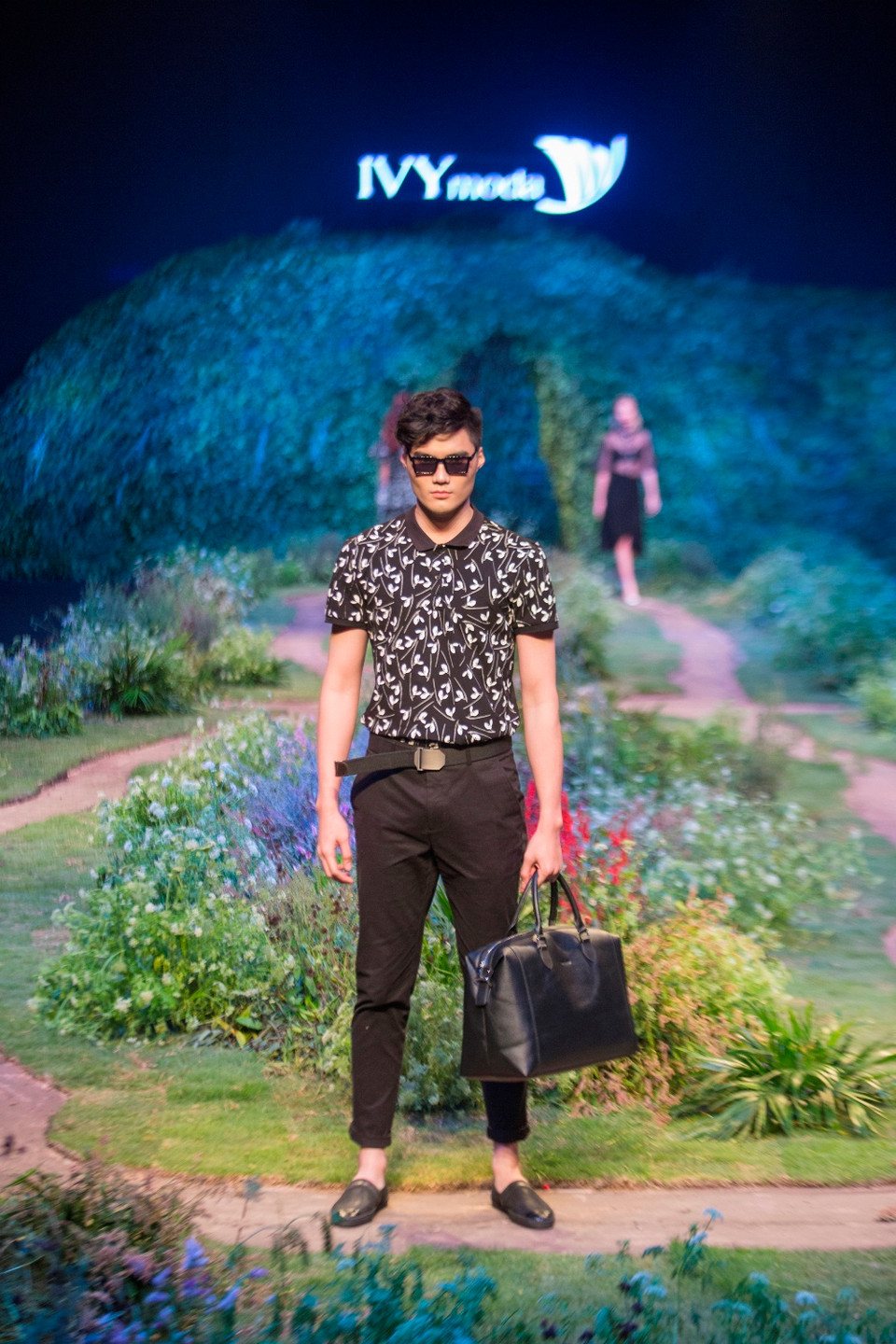 Hình ảnh hoa xuyên tuyết cách điệu cũng được điểm xuyết linh hoạt trên trang phục phái mạnh. (Ảnh: BTC)