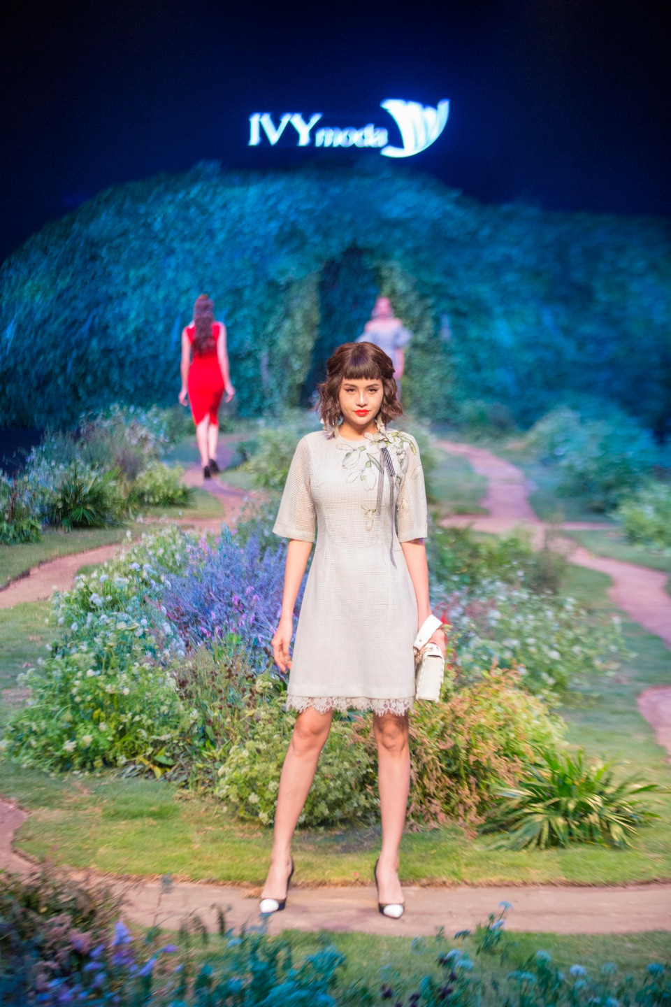 Ở mùa thời trang này, họa tiết chủ đạo trên các thiết kế của IVY là 'bông hoa xuyên tuyết,' được in dàn trải với nhiều kích thước mang đến hiệu ứng sinh động, đính kết 3D tỉ mỉ, hay sử dụng chính hình tượng bông hoa làm kết cấu cho trang phục. (Ảnh: BTC)