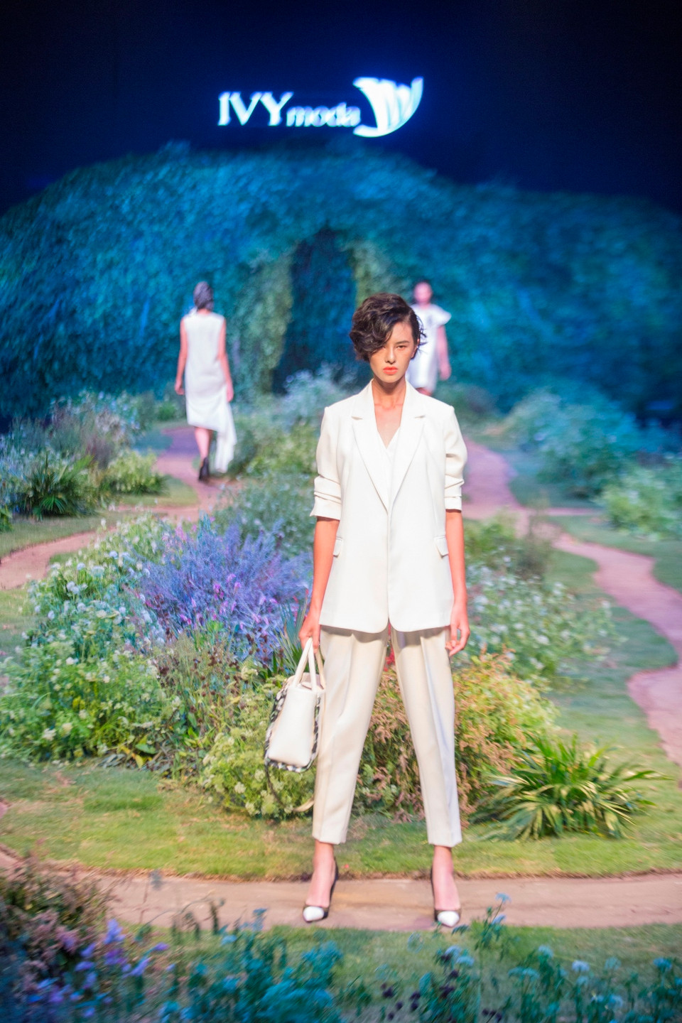 Sắc màu chủ đạo đen-trắng được sử dụng trên các mẫu sơ mi cổ điển, T-shirt, quần sooc, hay jean ống rộng… (Ảnh: BTC)