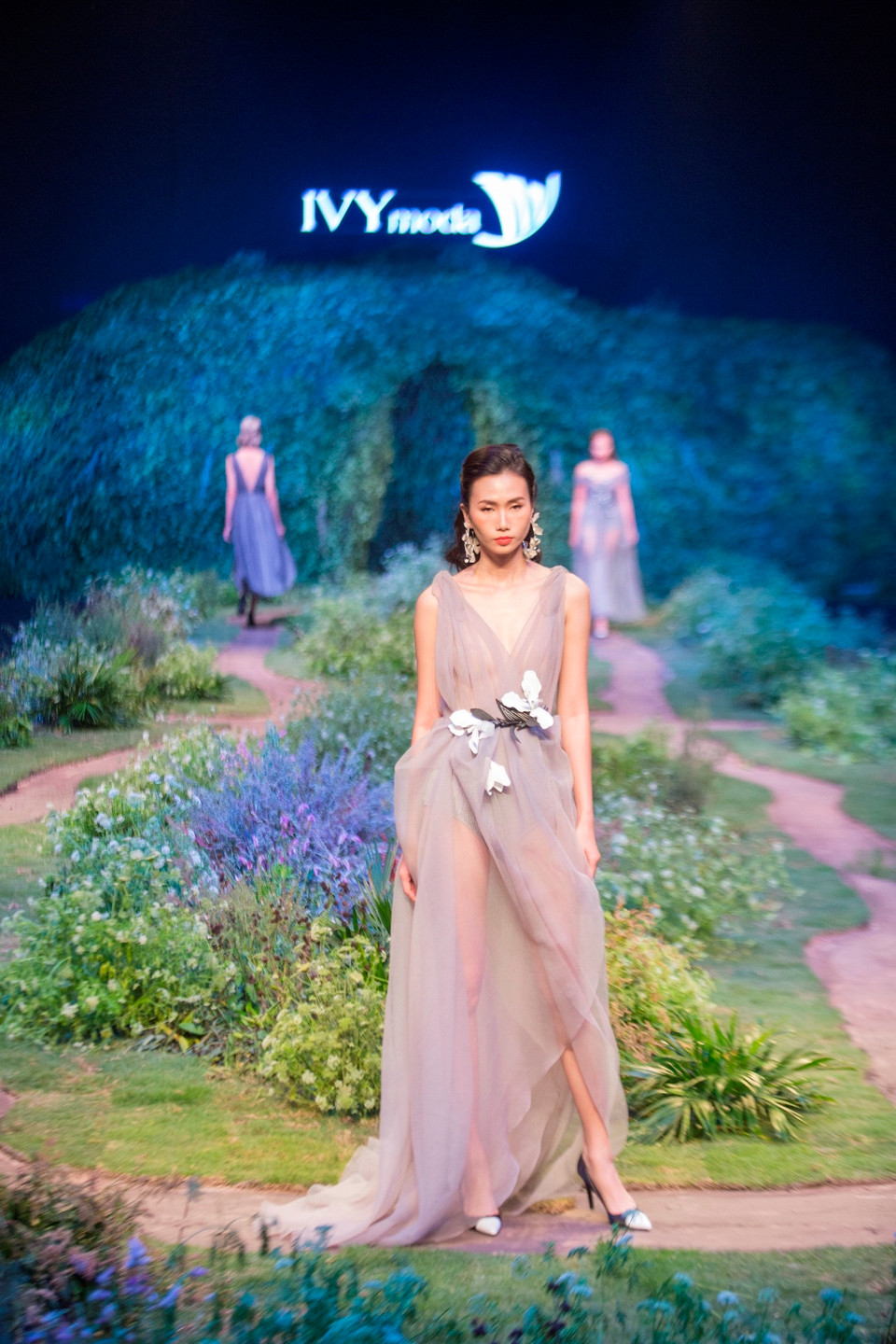 Phần hai thể hiện thông điệp 'Revival' (sự trỗi dậy) của thương hiệu, với biểu tượng đậm tính nhân văn của những bông hoa xuyên tuyết (snowrdrop). (Ảnh: BTC)