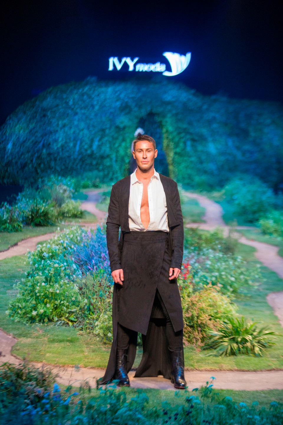 ...cùng chính đạo diễn catwalk của chương trình Adam Williams. (Ảnh: BTC)