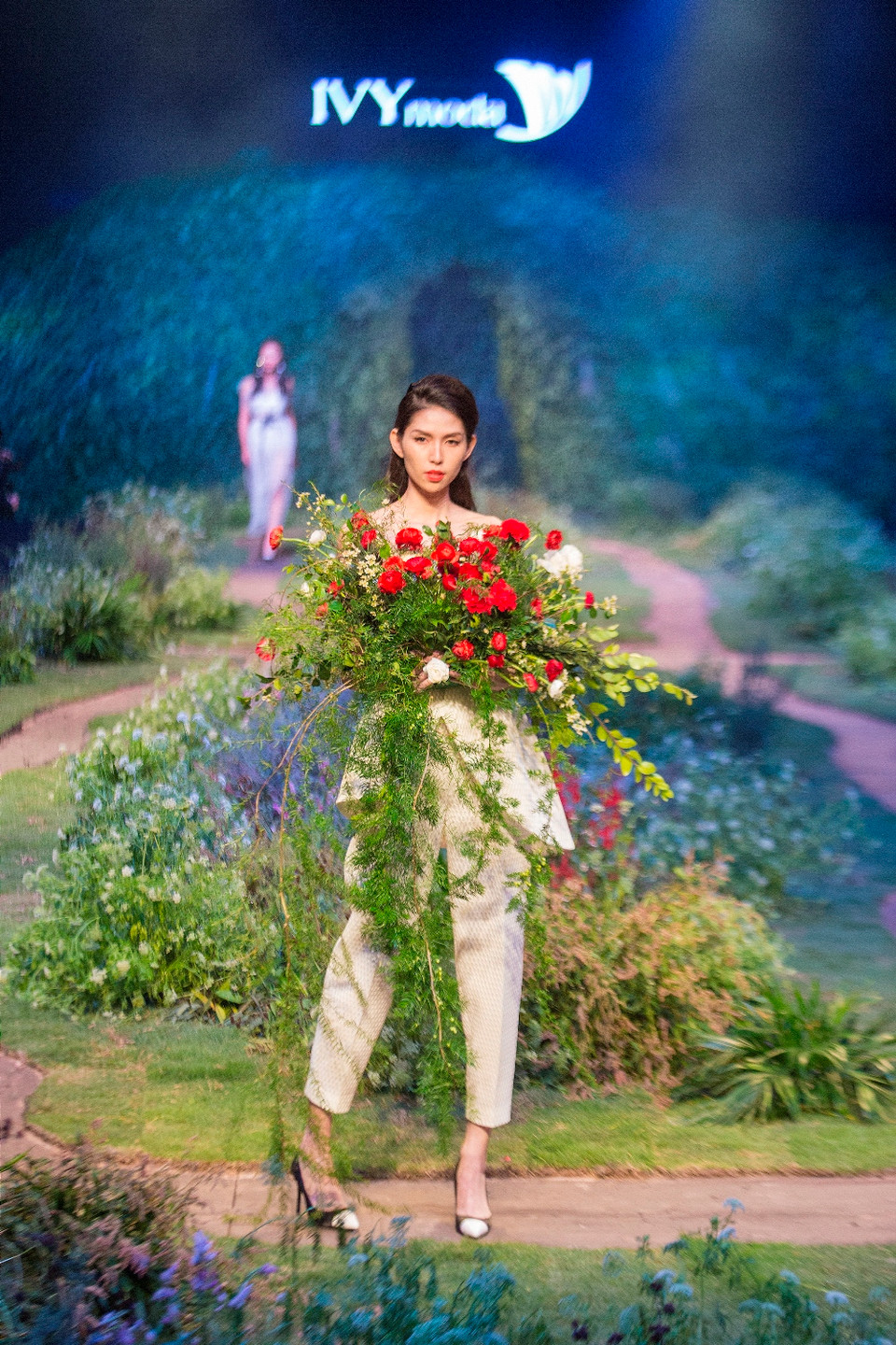 Phần một bộ sưu tập là những thiết kế nhẹ nhàng, nữ tính và thanh lịch, với các chất liệu như ozganza, tulle, poplin… (Ảnh: BTC)