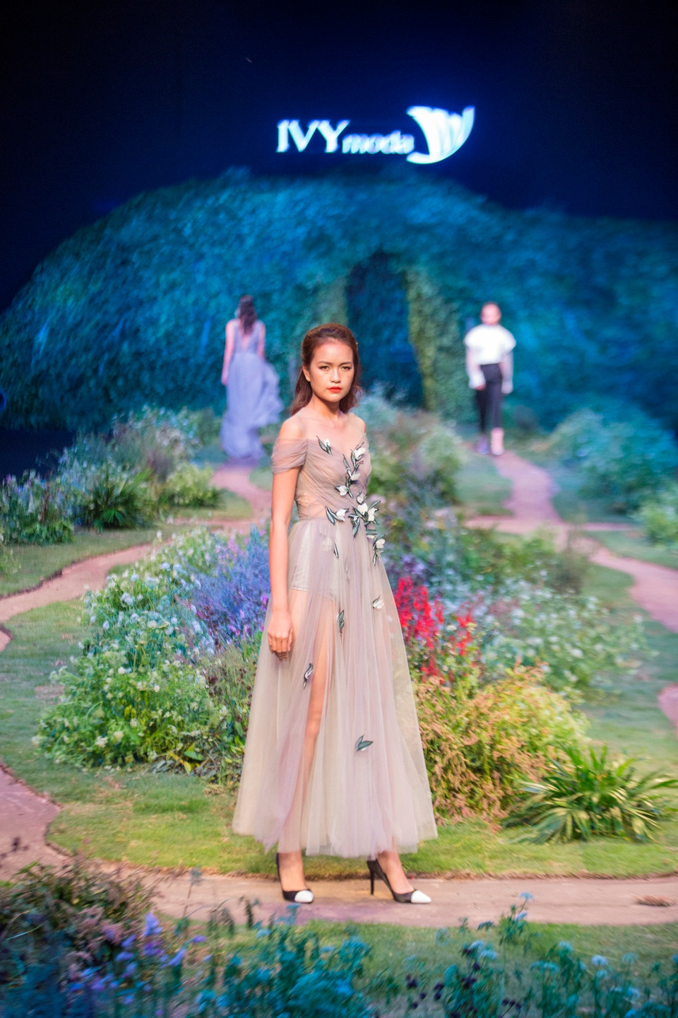 Các nhà thiết kế muốn tôn vinh tối đa vẻ đẹp nữ tính đầy gợi cảm khi tạo phom khá táo bạo với nhiều mẫu ấn tượng như corset, bất đối xứng, xuyên thấu (phong cách “làm mưa làm gió” trong các tuần thời trang quốc tế vừa qua)... (Ảnh: BTC)