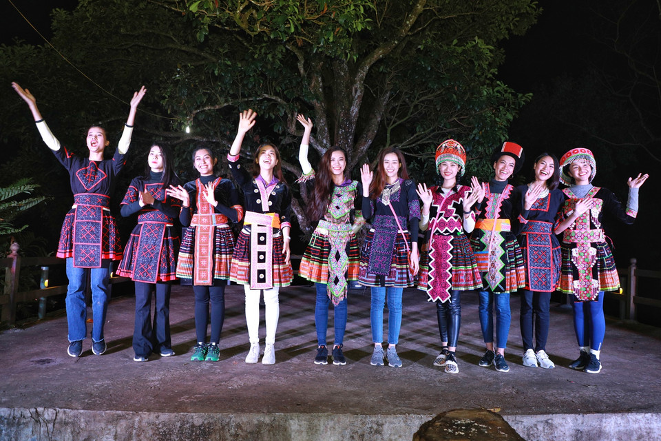 Tiếp nối chuyến hành trình, đoàn có cơ hội tham gia sinh hoạt lửa trại tại bản Sì Thâu Chải và tìm hiểu văn hóa người dân địa phương. Các người đẹp được hóa thân thành cô gái dân tộc Dao trong trang phục truyền thống, cùng người dân địa phương nhảy múa bên lửa trại. (Ảnh: Quỷ Cốc Tử/Vietnam+)