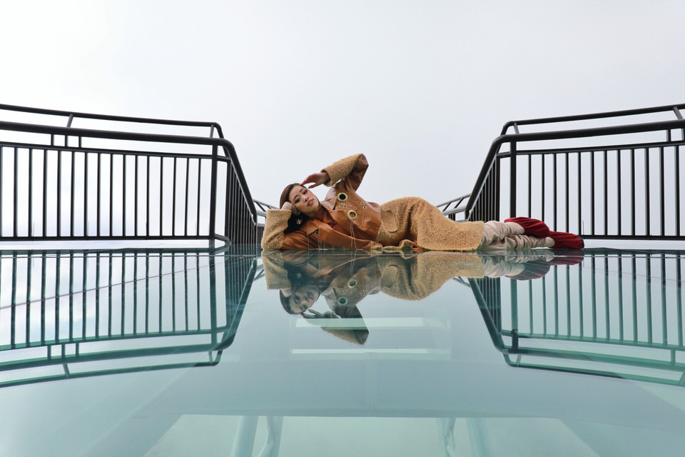 Đứng ở trên Cầu kính, các người đẹp cảm nhận vẻ đẹp hùng vỹ của núi rừng trùng điệp xung quanh. (Ảnh: Quỷ Cốc Tử/Vietnam+)