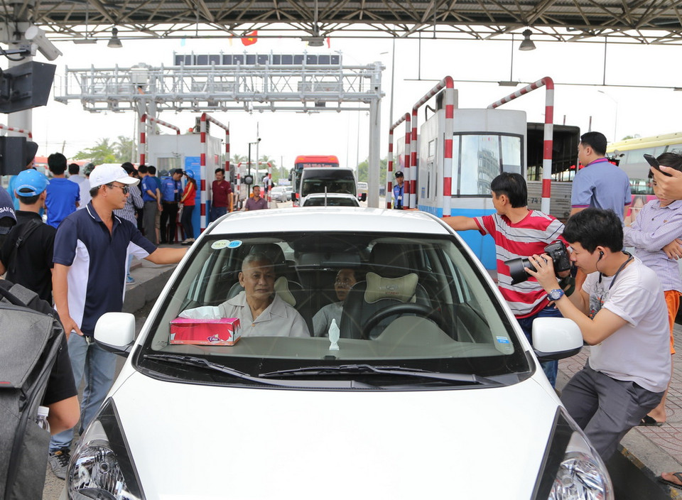 Lái xe rời khỏi vô lăng, để xe đỗ ngay tại trạm. (Ảnh: Nam Thái/TTXVN)