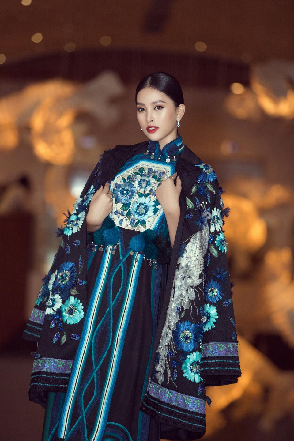 Bản sắc văn hóa của dân tộc Việt Nam được thể hiện khéo léo qua từng đường may họa tiết trên váy. (Ảnh: Viết Quý/Vietnam+)