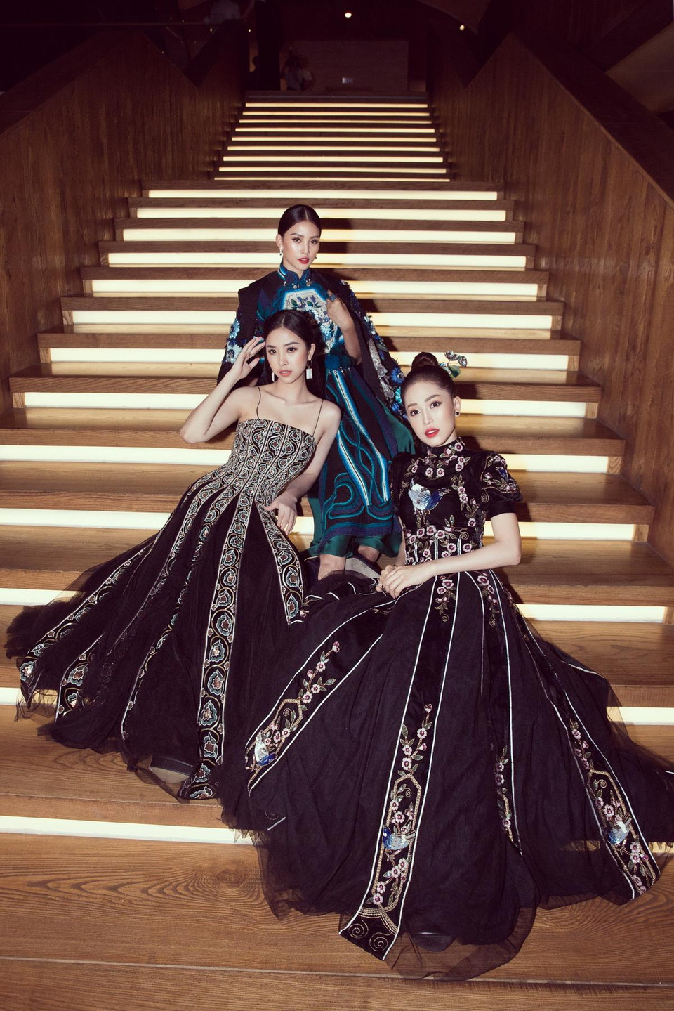 Ba nàng hậu diện 3 bộ cánh có họa tiết đậm chất Á Đông của nhà thiết kế Hồ Thành Nhân đã 'càn quét' từ khu vực thảm đỏ cho tới khi vào trong khu vực trao giải. Hai người đẹp Phương Nga và Thúy An cũng không quên gửi lời chúc sinh nhật sớm đến Tiểu Vy sắp bước sang tuổi 19. (Ảnh: Viết Quý/Vietnam+)