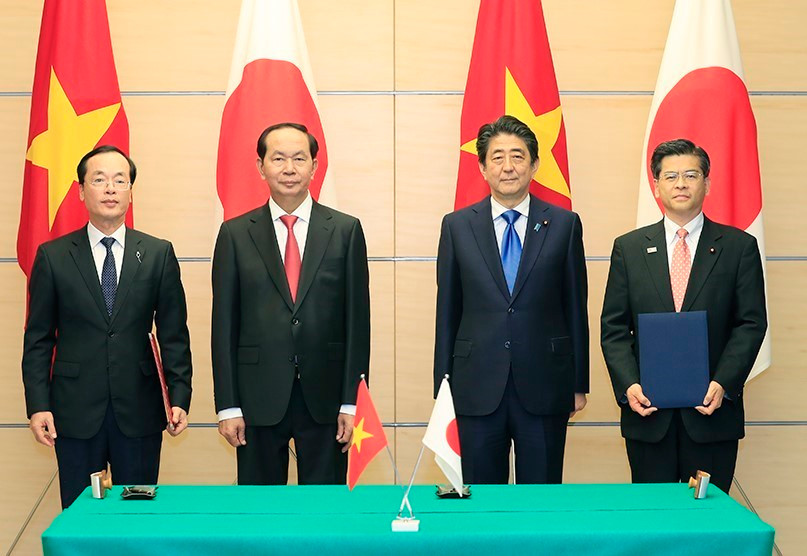 Chủ tịch nước Trần Đại Quang và Thủ tướng Nhật Bản Shinzo Abe chứng kiến Lễ ký Biên bản hợp tác giữa Bộ Xây dựng Việt Nam và Bộ Đất đai, Cơ sở hạ tầng, Giao thông và Du lịch Nhật Bản về hợp tác trong xây dựng và phát triển đô thị. (Ảnh: Nhan Sáng/TTXVN)