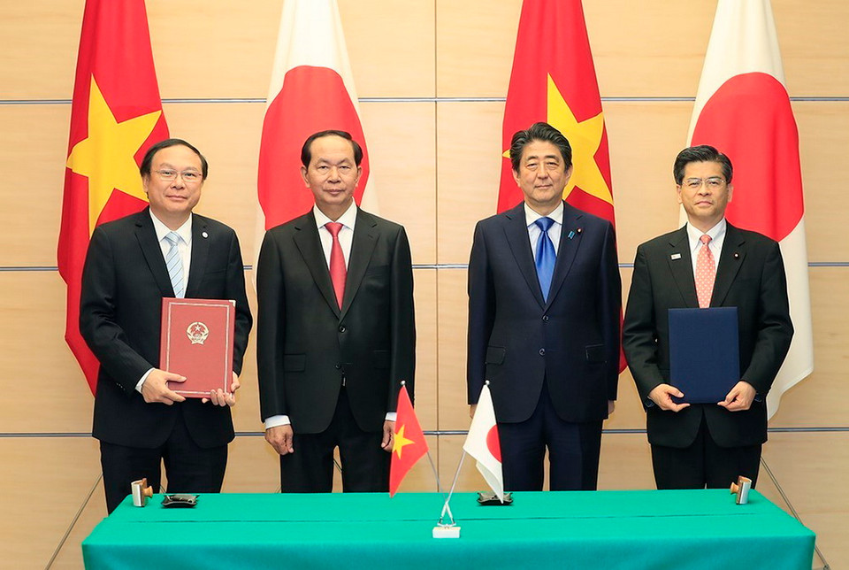 Chủ tịch nước Trần Đại Quang và Thủ tướng Nhật Bản Shinzo Abe chứng kiến trao đổi Công hàm giữa Chính phủ Việt Nam và Chính phủ Nhật Bản về việc cung cấp khoản viện trợ 745 triệu yen cho chương trình học bổng phát triển nguồn nhân lực năm 2018 và Bản Ghi nhớ Hợp tác giữu Bộ Tài nguyên và Môi trường Việt Nam với Bộ Đất đai, Cơ sở hạ tầng, Giao thông và Du lịch Nhật Bản trong lĩnh vực đất đai, tài nguyên nước, khí tượng và thông tin địa lý. (Ảnh: Nhan Sáng/TTXVN)