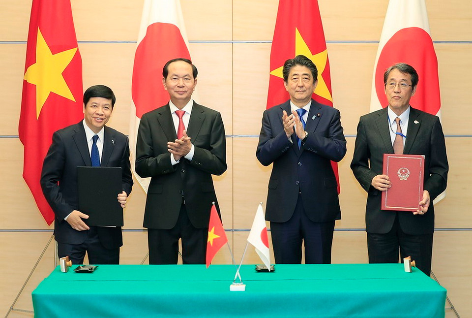 Chủ tịch nước Trần Đại Quang và Thủ tướng Nhật Bản Shinzo Abe chứng kiến trao đổ Công hàm viện trợ không hoàn lại cho Dự án cải tạo, phục hồi đường ống thoát nước cũ xuống cấp bằng công nghệ không đào hở (SPR) tại Thành phố Hồ Chí Minh. (Ảnh: Nhan Sáng/TTXVN)