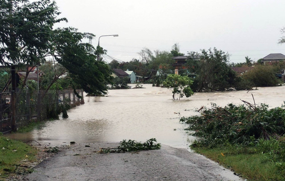 Nước lũ dâng cao do mưa lớn ở Quảng Nam. (Ảnh: Trần Tĩnh/TTXVN)