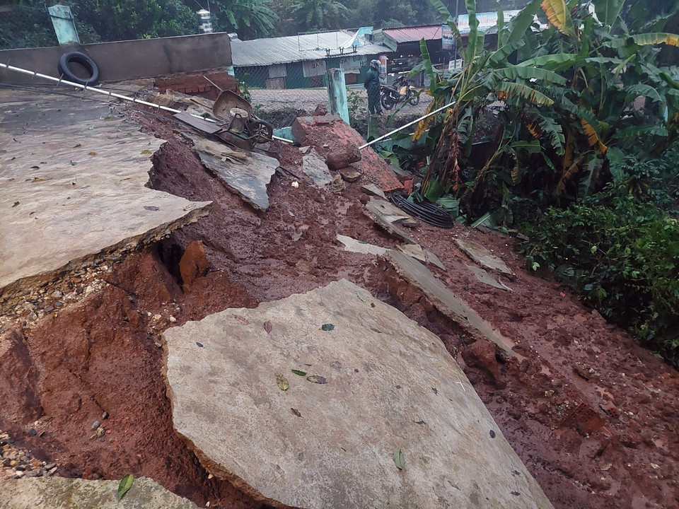 Bão số 4 cũng gây ra một số thiệt hại ban đầu tại huyện vùng III Tu Mơ Rông, tỉnh Kon Tum khiến nhiều tuyến đường bị sạt lở, chia cắt, nhiều cây xanh bị ngã đỗ ảnh hưởng việc lưu thông của nhân dân. (Ảnh TTXVN phát)