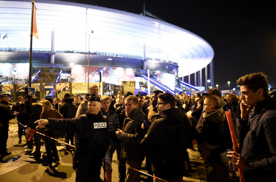 Cảnh sát phong tỏa bên ngoài sân vận động Stade de France. (Nguồn: AFP/TTXVN)