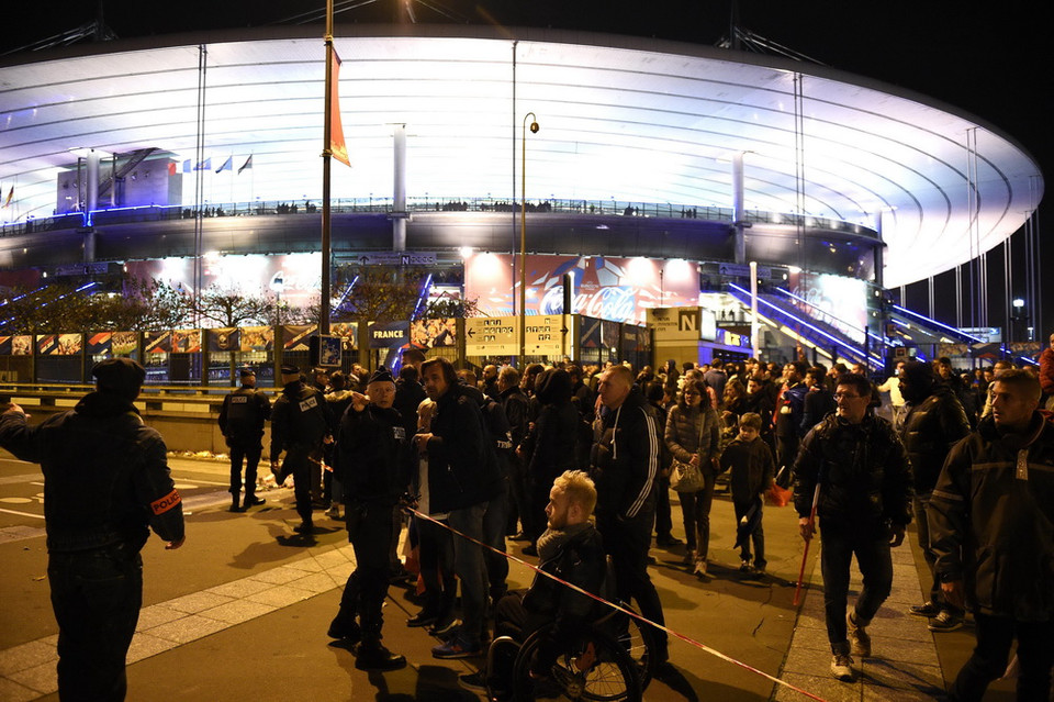 Cảnh sát phong tỏa bên ngoài sân vận động Stade de France. (Nguồn: AFP/TTXVN)