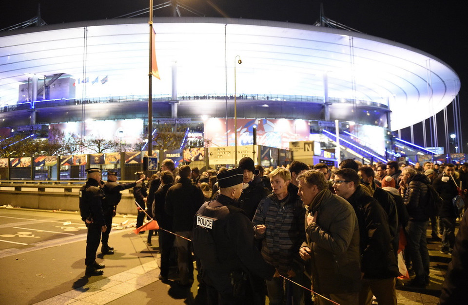 Cảnh sát phong tỏa bên ngoài sân vận động Stade de France sau vụ nổ. (Nguồn: AFP/TTXVN)