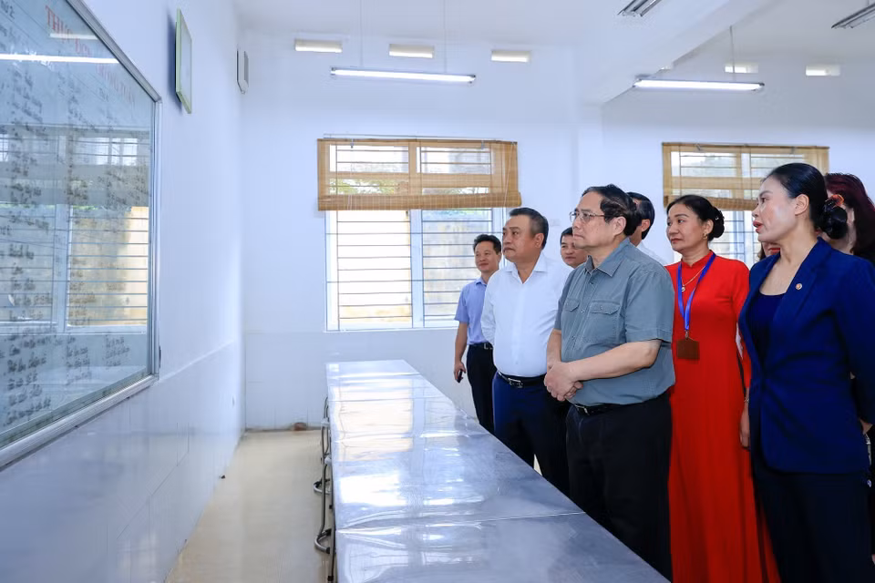 Thủ tướng Phạm Minh Chính kiểm tra cơ sở vật chất của Trung tâm Nuôi dưỡng trẻ khuyết tật Hà Nội. (Ảnh: Dương Giang/TTXVN)