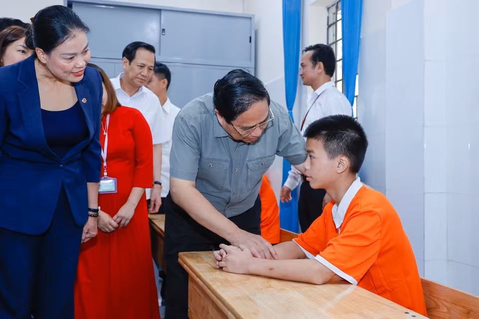Thủ tướng Phạm Minh Chính động viên, thăm hỏi trẻ em tại Trung tâm Nuôi dưỡng trẻ khuyết tật Hà Nội. (Ảnh: Dương Giang/TTXVN)