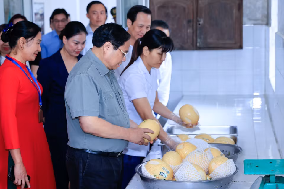 Thủ tướng Phạm Minh Chính kiểm tra chất lượng bữa ăn của trẻ em tại Trung tâm Nuôi dưỡng trẻ khuyết tật Hà Nội. (Ảnh: Dương Giang/TTXVN)