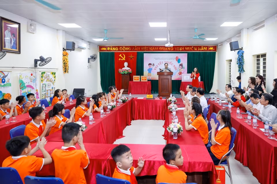 Thủ tướng Phạm Minh Chính phát biểu động viên trẻ em khuyết tật tại Trung tâm Nuôi dưỡng trẻ khuyết tật Hà Nội. (Ảnh: Dương Giang/TTXVN)