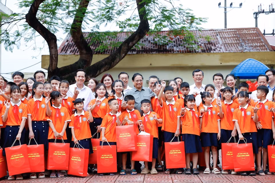 Thủ tướng Phạm Minh Chính tặng quà cho trẻ em tại Trung tâm Nuôi dưỡng trẻ khuyết tật Hà Nội. (Ảnh: Dương Giang/TTXVN)