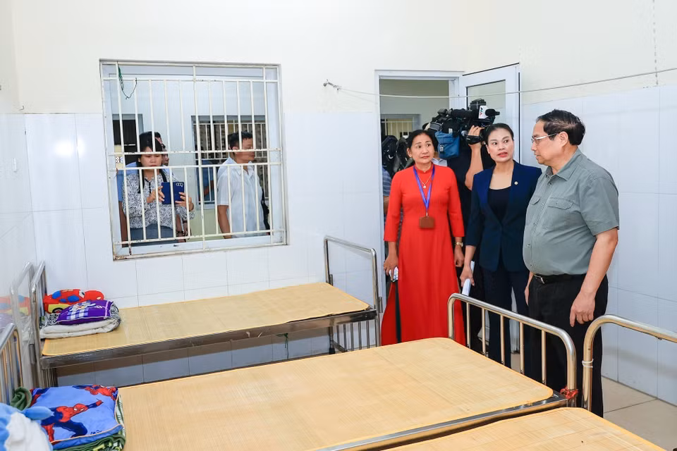 Thủ tướng Phạm Minh Chính kiểm tra cơ sở vật chất của Trung tâm Nuôi dưỡng trẻ khuyết tật Hà Nội. (Ảnh: Dương Giang/TTXVN)