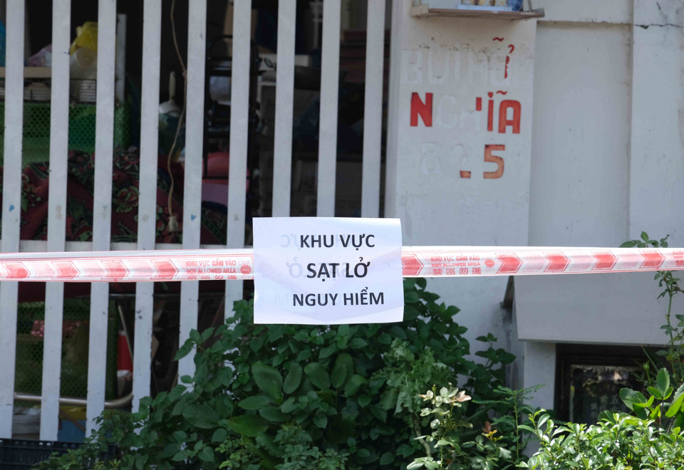 Khu vực xảy ra sạt lở được căng dây cảnh báo nguy hiểm. (Ảnh: Thanh Liêm/TTXVN)